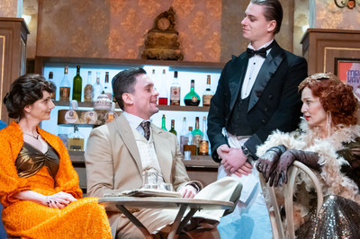 Az üvegcipőn túl Az üvegcipőn túl