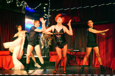 Őrült nász<br>avagy esküvő a lokálban Őrült nász<br>avagy esküvő a lokálban