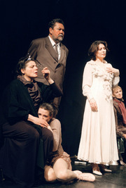 Hat szereplő szerzőt keres Hat szereplő szerzőt keres